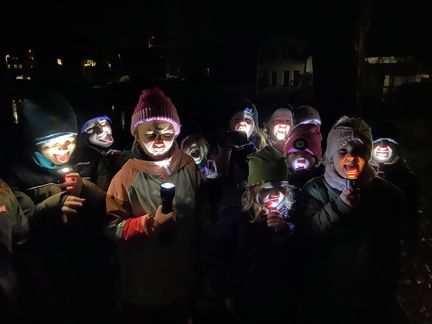Kinder mit Taschenlampe