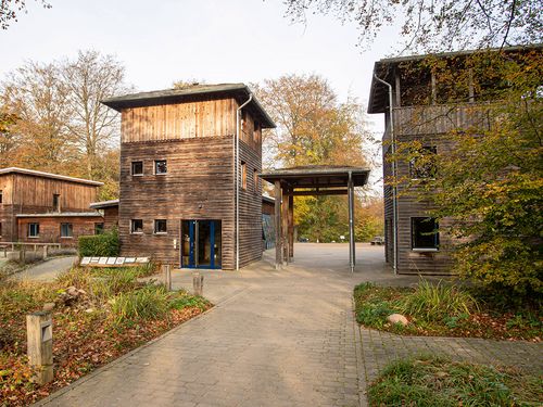 Eingang Umweltzentrum Uhlenkolk mit seinen Holzhäusern